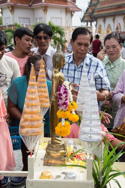 Samutprakarn, TAILANDIA - OCT 09: Los monjes budistas reciben ofrendas de comida de la gente para el Día de Cuaresma Budista. el 09 de octubre de 2014 en Samutprakarn, Tailandia . — Foto de Stock