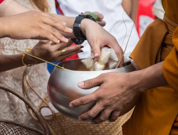 Buddhistische Mönche erhalten zum Ende der buddhistischen Fastenzeit von den Menschen Nahrungsmittel geschenkt — Stockfoto