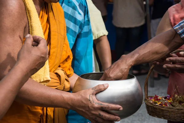 Buddhistiska munkar ges mat erbjuder från människor för slutet av buddhistiska fastan dag — Stockfoto