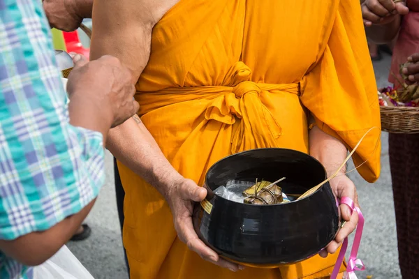 Buddhist monks are given food offering from people for End of Buddhist Lent Day — Stock Photo, Image