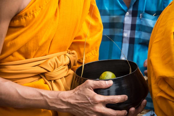 Los monjes budistas reciben ofrendas de comida de la gente para el Día de Cuaresma Budista — Foto de Stock