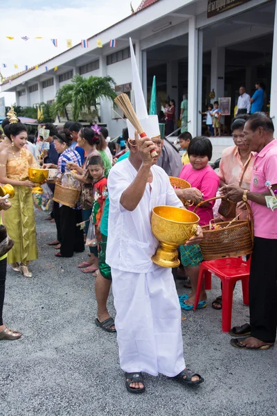 SAMUTPRAKARN, TAILANDIA - 09 DE OCTUBRE: los ancianos se visten como un deva y se unen a los monjes budistas para el Día de Fin de la Cuaresma Budista. el 09 de octubre de 2014 en Samutprakarn, Tailandia . — Foto de Stock