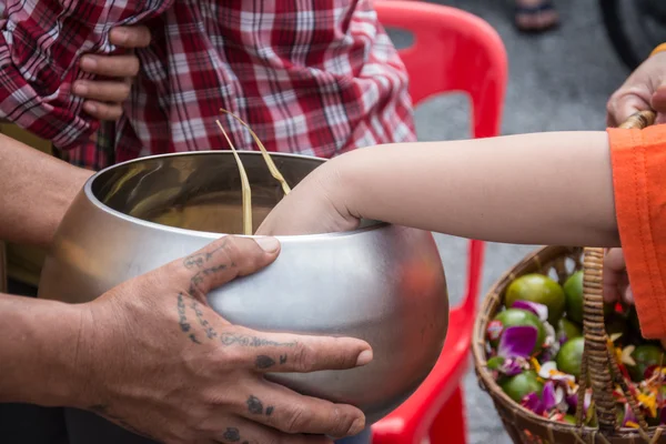 Los monjes budistas reciben ofrendas de comida de la gente para el Día de Cuaresma Budista —  Fotos de Stock