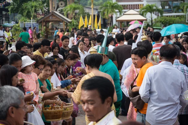 沙没巴干、 泰国-Oct 09: 人们播放音乐和泰国传统舞蹈的佛教大斋节一天结束。在 2014 年 10 月 9 日 insamutprakarn，泰国. — 图库照片
