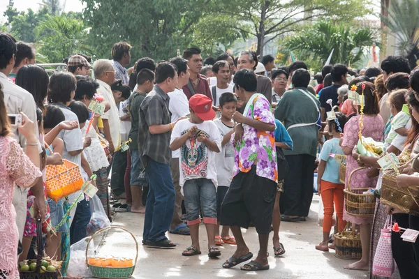 Samutprakarn, TAILANDIA - OCT 09: la gente toca música y danza tradicional tailandesa para el Día de Fin de la Cuaresma Budista. el 09 de octubre de 2014 en Samutprakarn, Tailandia . — Foto de Stock