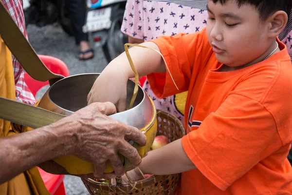 Samutprakarn, Thailand - okt 09: Buddhistiska munkar får mat från människor för slutet av buddhistiska fastan dag. den 09 oktober 2014 i Samutprakarn, Thailand. — Stockfoto