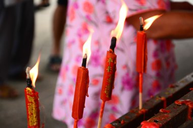 kırmızı mum yakma