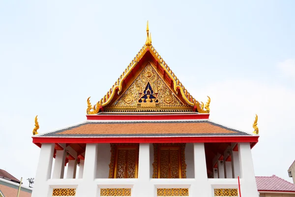 Dach dwuspadowy na tajski temple z niebieski niebo w Bangkok, Tajlandia — Zdjęcie stockowe