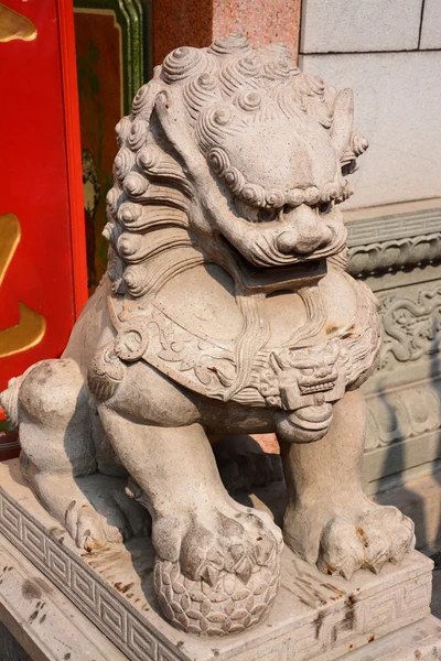 Estátua do Leão, antigas artes tradicionais chinesas — Fotografia de Stock