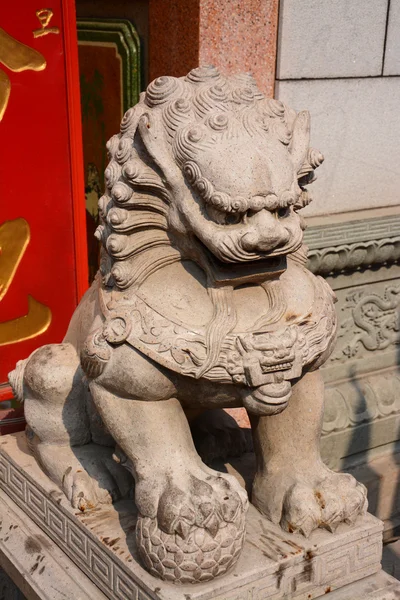 Estátua do Leão, antigas artes tradicionais chinesas — Fotografia de Stock