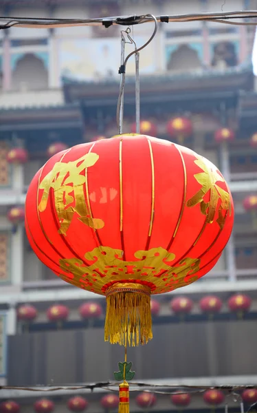 Røde kinesiske lanterner under kinesisk nyttårsfestival – stockfoto