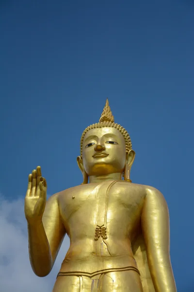 Standbeeld Boeddha op blauwe hemelachtergrond in songkhla, Thailand — Stockfoto