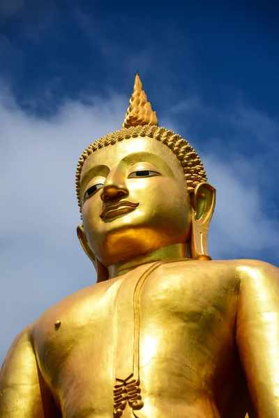 Standbeeld Boeddha op blauwe hemelachtergrond in songkhla, Thailand — Stockfoto