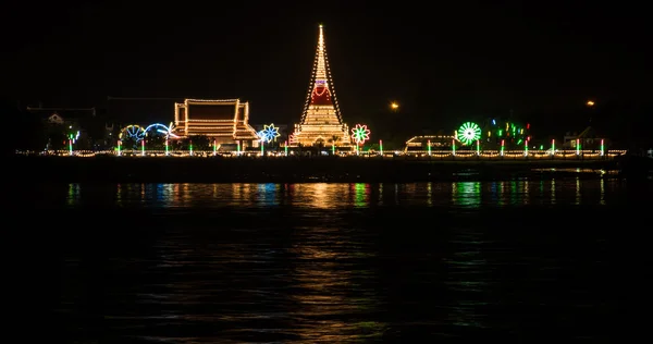 Tempel och white pagoda på flodstranden på natten, Samutprakarn i Thailand — Stockfoto