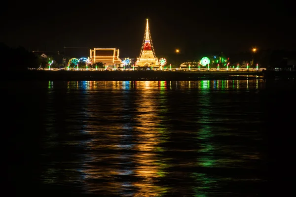 Tempel und weiße Pagode am Flussufer bei Nacht, Samutprakarn in Thailand — Stockfoto