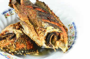Derin kızarmış Tilapia balık yemeği kızarmış beyaz arka plan üzerinde izole