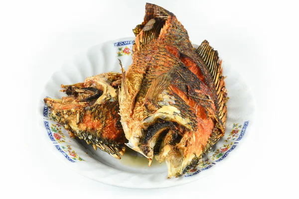 Pesce fritto Tilapia fritto su piatto isolato su sfondo bianco — Foto Stock