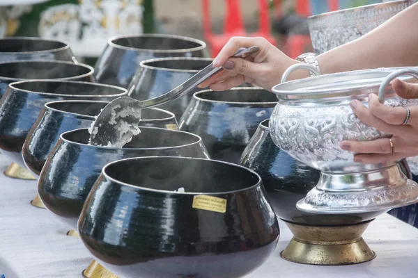 Pone ofrendas de comida en un tazón de limosna budista —  Fotos de Stock