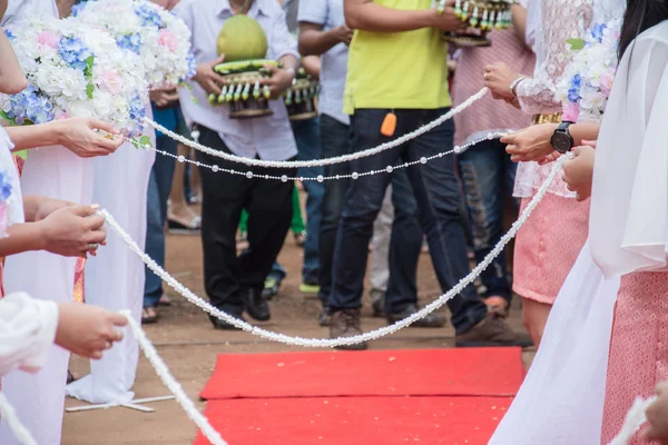 Behoudens de bruidegom van de bruid, Thaise huwelijk ceremonie parade Cultuur naderen — Stockfoto