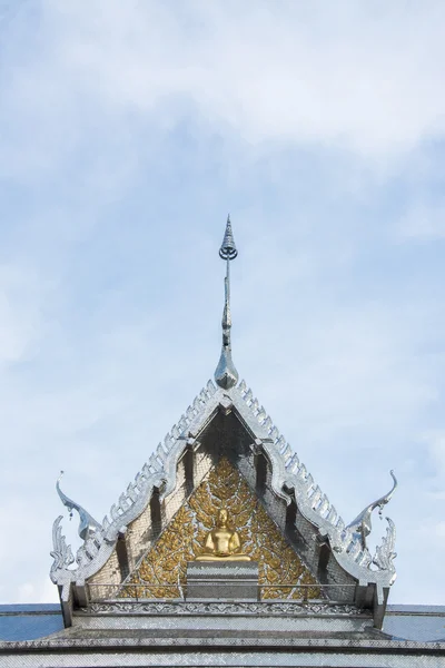 Gable-tak på thailandsk tempel i Wat Thasung i Uthai Thani, Thailand – stockfoto