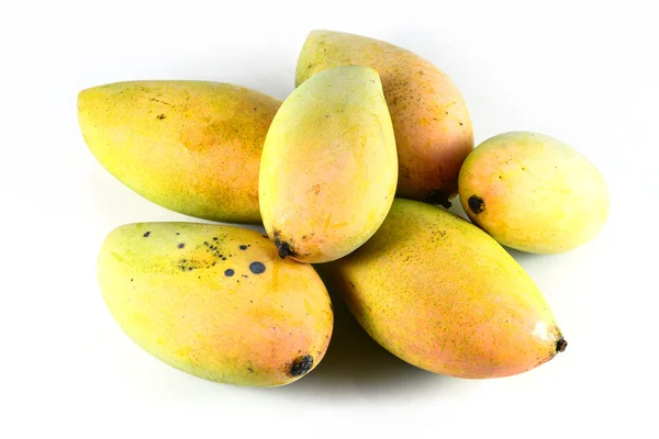 Żółte mango izolowane na białym tle — Zdjęcie stockowe