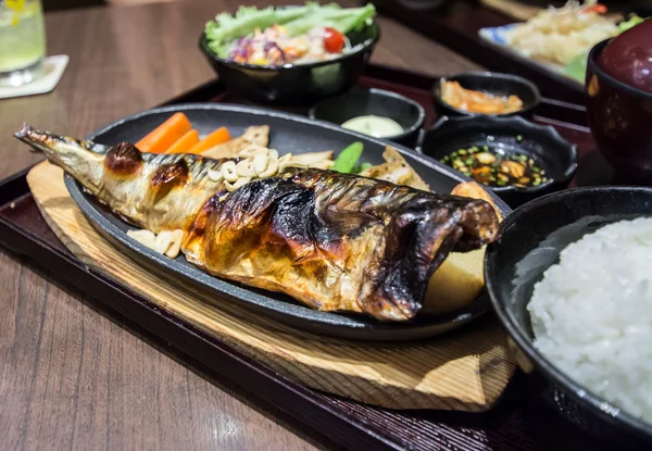 Жареная рыба, саба сиояки — стоковое фото