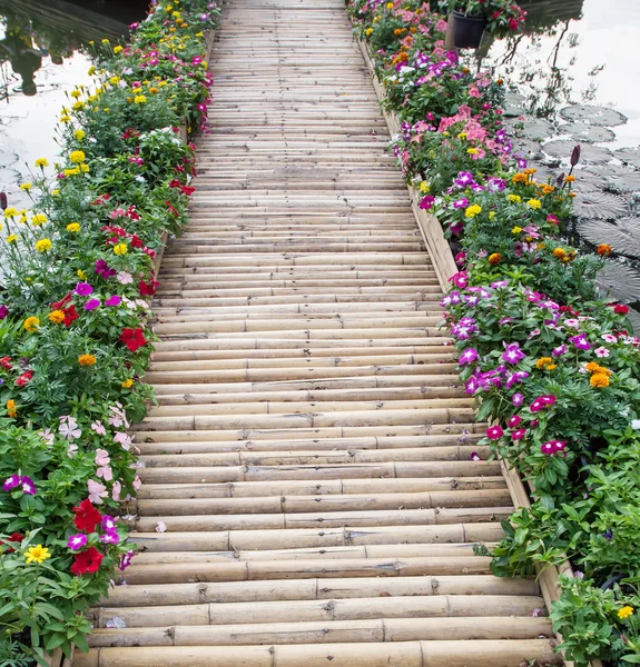 Färgstark blomma med bambu bron — Stockfoto