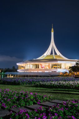 Hall Ratchamongkhon Suan Luang Rama 9 Park ve Botanik Bahçesi Alacakaranlık 'ta Bangkok' un en büyüğüdür.