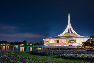 Hall Ratchamongkhon Suan Luang Rama 9 Park ve Botanik Bahçesi Alacakaranlık 'ta Bangkok' un en büyüğüdür.