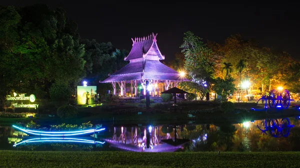 Paviliun di malam hari Di Suan Luang Rama 9 Of Thailand — Stok Foto