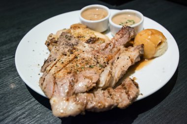 Pirzola ve sos tavuk