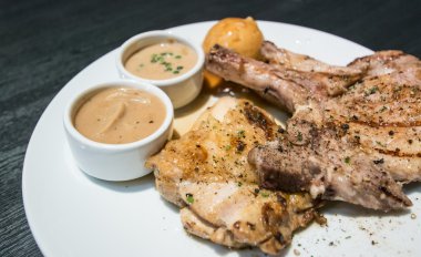 Pirzola ve sos tavuk