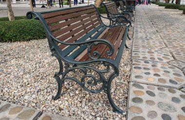 Bahçedeki tahtadan sandalyeler