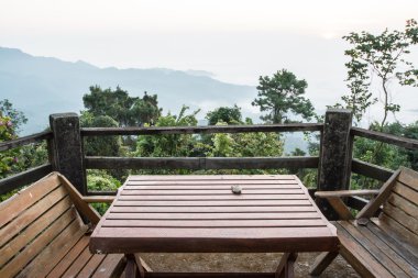 Ahşap sandalye ve balkon Doi Tung, Chiang Rai sabah masada