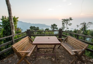 Ahşap sandalye ve balkon Doi Tung, Chiang Rai sabah masada