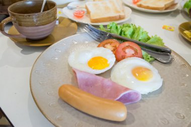 İngiliz kahvaltısı ile kızarmış yumurta, pastırma, sosis,