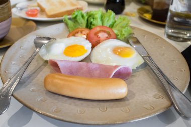 İngiliz kahvaltısı ile kızarmış yumurta, pastırma, sosis,