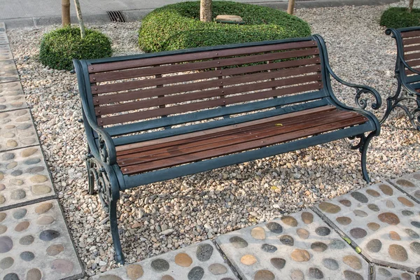 Houten stoelen in de tuin — Stockfoto