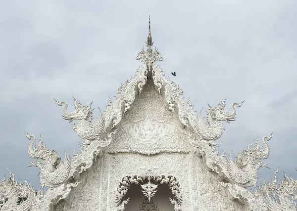 Wat Rong khun är känd bland utlänningar som det vita templet i Chiangrai provinsen Thailand — Stockfoto