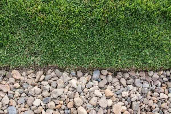 Трава с гравием — стоковое фото