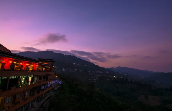 Crepúsculo pôr do sol na aldeia em alta montanha, Doi Mae Salong, norte da Tailândia — Fotografia de Stock