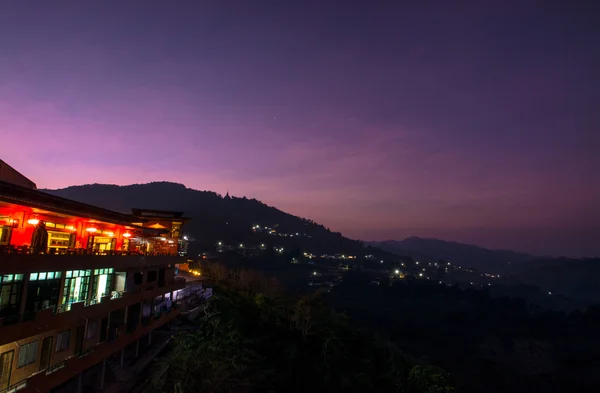 Crepúsculo pôr do sol na aldeia em alta montanha, Doi Mae Salong, norte da Tailândia — Fotografia de Stock