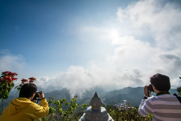 Dois homens tirando uma foto em Doi Mae Salong, norte da Tailândia — Fotografia de Stock