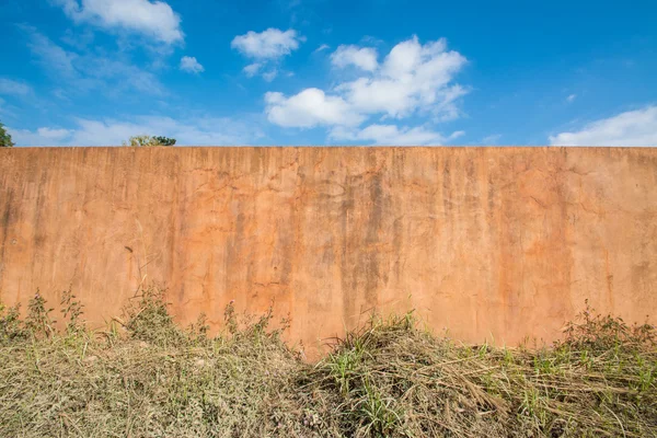 Grunge orange wall with blue sky — Stock Photo, Image
