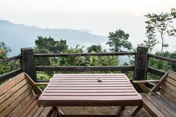 Drewniane krzesło i stół na balkonie w godzinach porannych w Doi Tung, Chiang Rai — Zdjęcie stockowe