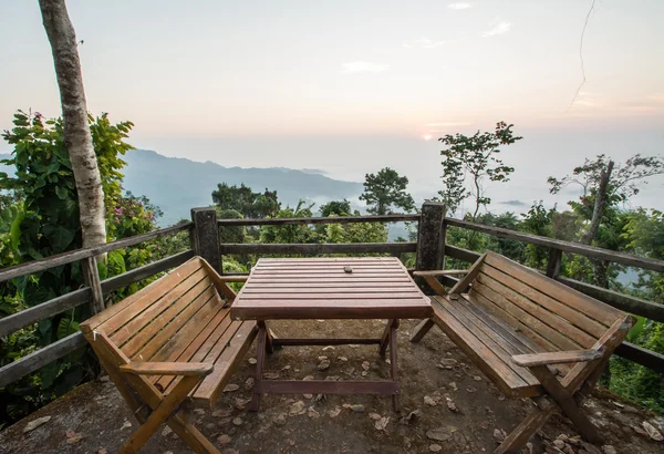 Cadeira de madeira e mesa na varanda emmanhã no Doi Tung, Chiang Rai — Fotografia de Stock