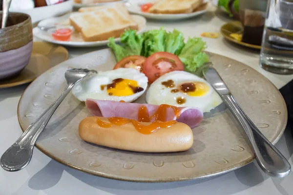 Desayuno inglés con huevos fritos, tocino, salchichas , —  Fotos de Stock