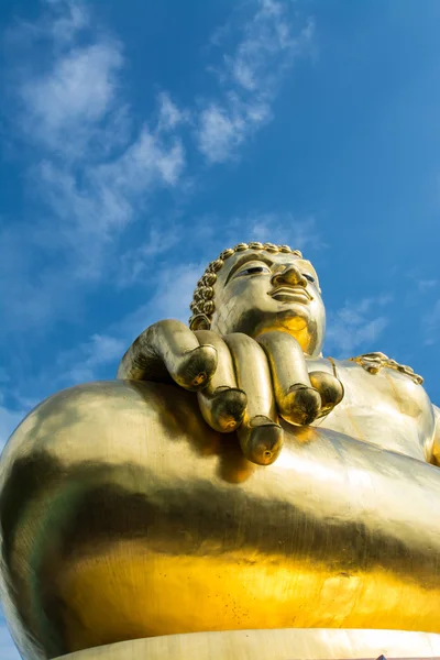 Grande statue de bouddha doré avec ciel bleu au Triangle d'Or, Chiangrai, Thaïlande — Photo