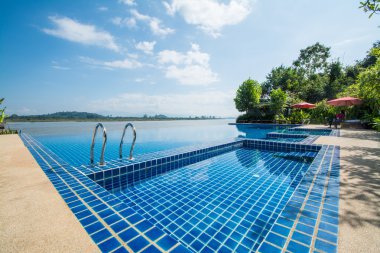 Mavi gökyüzü, Chiangsan Chiangrai, Tayland ile Khong Nehri yakınında Yüzme Havuzu