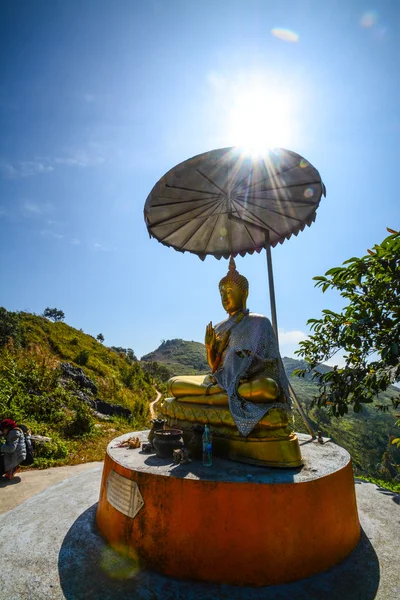 Statue de Bouddha, avec lever de soleil sur la montagne Pha Tung, Chiang Rai, Thaïlande — Photo
